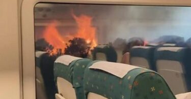 Spānijā, bēgot no meža ugunsgrēka, ievainoti 20 vilciena pasažieri