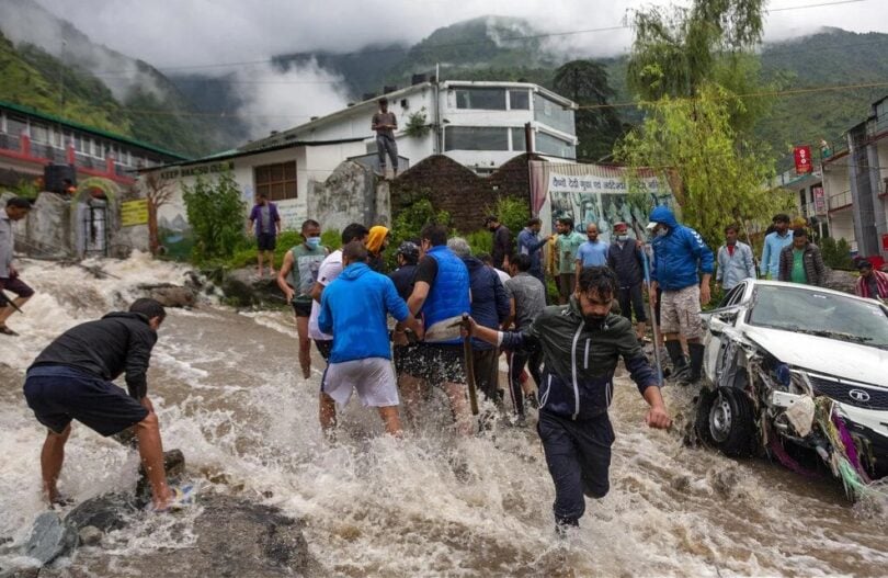 インドのモンスーンで少なくとも50人が死亡