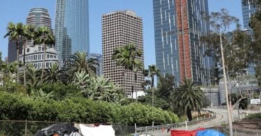 Лос-Анджелес не змушуватиме готелі розміщувати бездомних