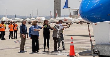 San Bernardino oro uostas pirmą kartą pradeda komercinio oro susisiekimą