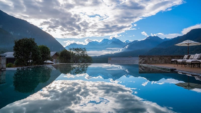 Infinity pool sa Songtsam Lodge Bome 222 | eTurboNews | eTN