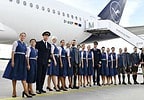 Lufthansa ekipajı Oktoberfest 2022 üçün yeni dirndl geyinir