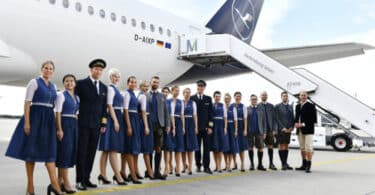 漢莎航空機組人員為 2022 年慕尼黑啤酒節穿新連衣裙