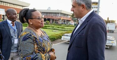1 Г-н Пололишкавили посрещнат от министъра на туризма на Танзания д-р Пинди Чана изображение с любезното съдействие на А.Тайро | eTurboNews | eTN