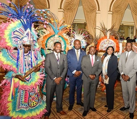 4 Bahamas posing karo penari kostum ayu | eTurboNews | eTN