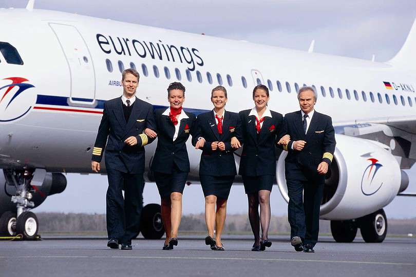 Eurowings Crew vor Airbus A319 im Maßstab LYS47J | eTurboNews | eTN