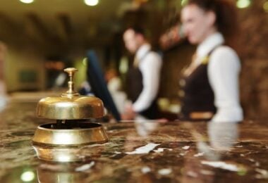 Հյուրանոց, վարձատրվող հյուրանոցի աշխատակիցներն ավելի լավ ո՞ւմ համար, eTurboNews | eTN