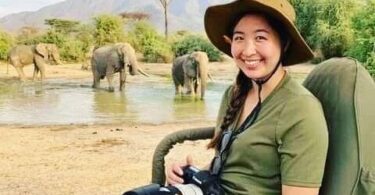 Китайски туристи гледат Танзания за сафарита на дивата природа