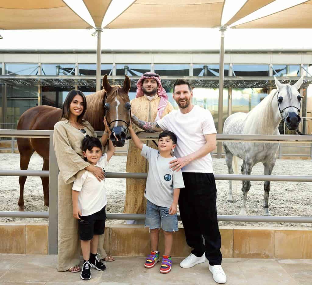 सौदी मधील भव्य शुद्ध जातीच्या अरबी घोड्यांशी संवाद साधताना मेस्सी आणि कुटुंब | eTurboNews | eTN