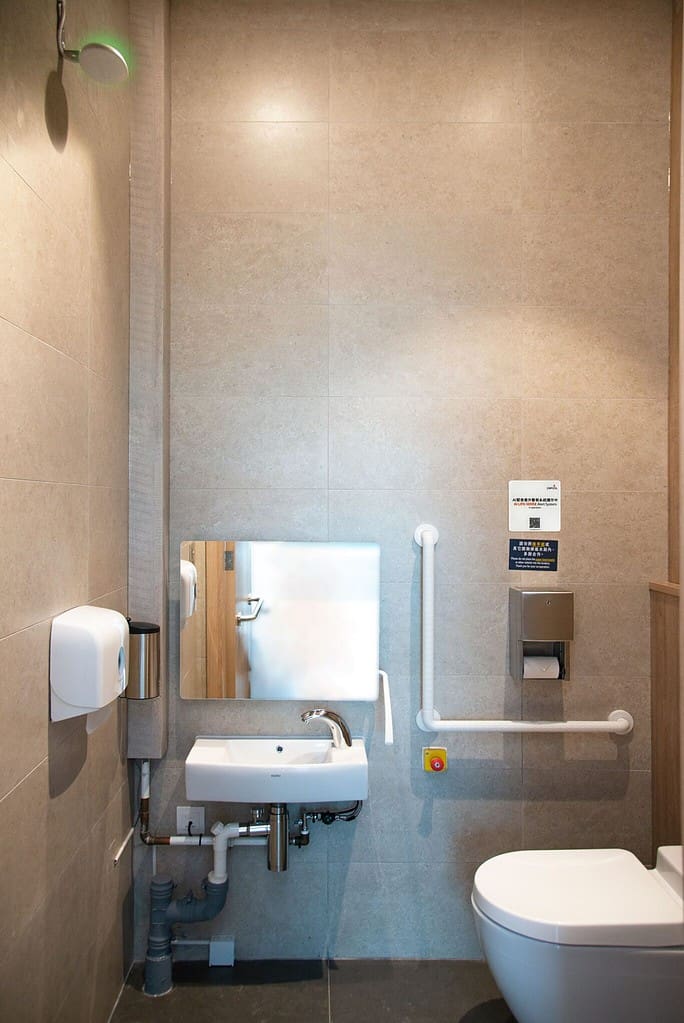 1 एचकेसीईसी महत्वपूर्ण जीवन रक्षक स्वर्ण को पकड़ने के लिए 61 सुलभ शौचालयों में एआई लाइफ सेंस अलर्ट सिस्टम स्थापित करेगा | eTurboNews | ईटीएन