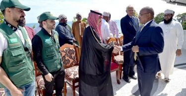 رئيس زنجبار مع نائب السفير السعودي لدى تنزانيا الصورة مقدمة من A.Tairo | eTurboNews | إي تي إن