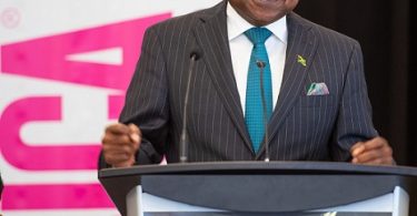 БАРТЛЕТТ - Ямайканын туризм министри Хон. Эдмунд Бартлетт - сүрөт Ямайка Туризм министрлиги тарабынан берилген
