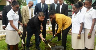 HM Samuda PS Griffith et al - TAW Tree Planting Excercise - immaġni kortesija tal-Ministeru tat-Turiżmu tal-Ġamajka