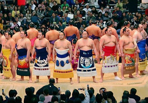 Japan Airlines kämpft fir Extra Fliger fir Sumo Wrestler ze fléien