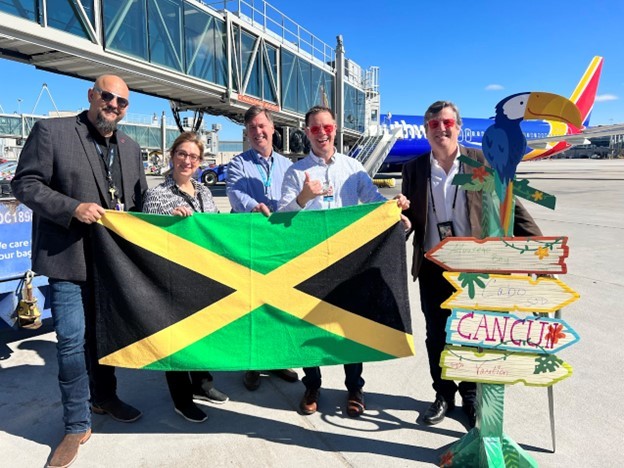 Jamaica 2 - Rappresentanti delle compagnie aeree, del turismo e dell'aeroporto sulla pista dell'aeroporto internazionale di Kansas City per il decollo del volo inaugurale.