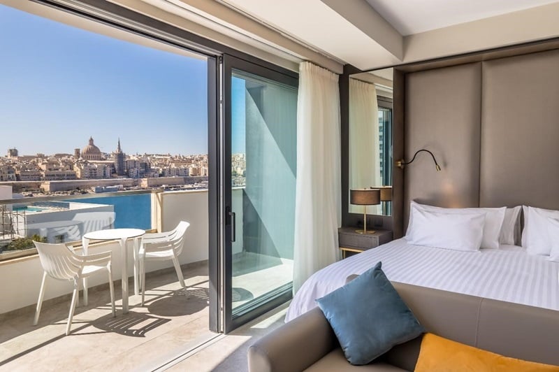 Ištaigingas „Barceló Fortina Malta“ kambarys su vaizdu į vandenyną su nuostabia Valetos panorama;
