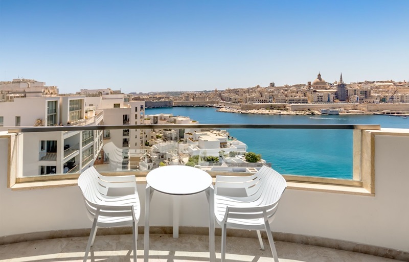 Iš „Barceló Fortina Malta Deluxe“ priekinio numerio su vaizdu į vandenyną yra balkonas
