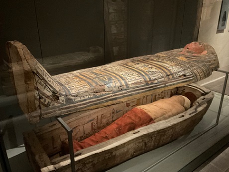 Mummies - rasm mualliflik huquqi Elizabet Lang