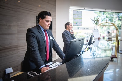 พนักงานโรงแรม - รูปภาพโดย Rodrigo Salomon Canas จาก Pixabay