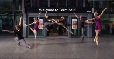 Balet za potnike na londonskem Heathrowu ves december