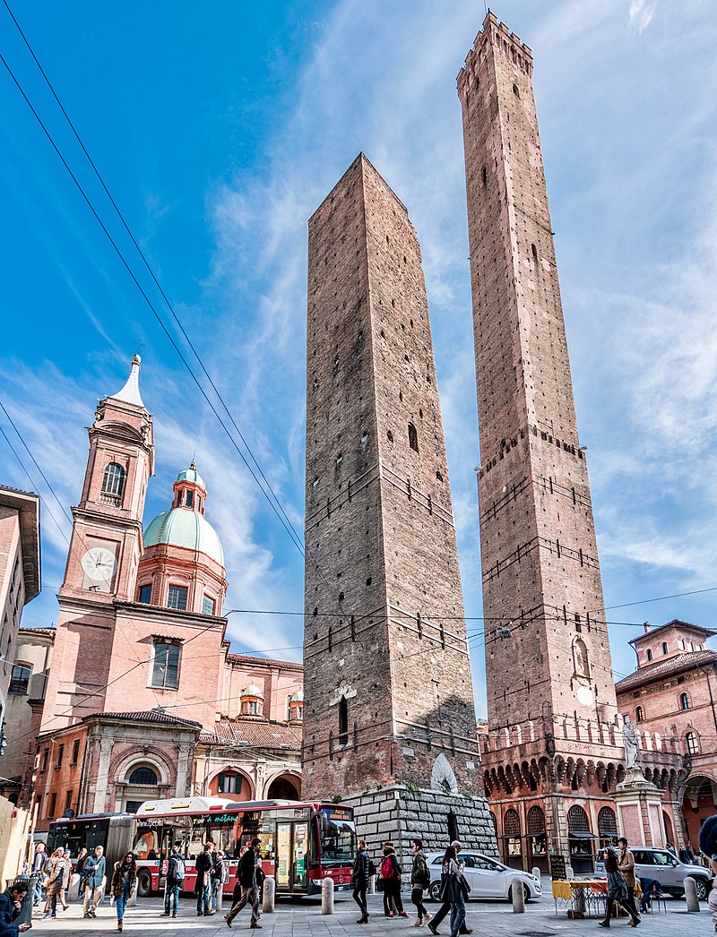 Itaalia teine ​​kaldus torn piirati kokkuvarisemishirmu tõttu