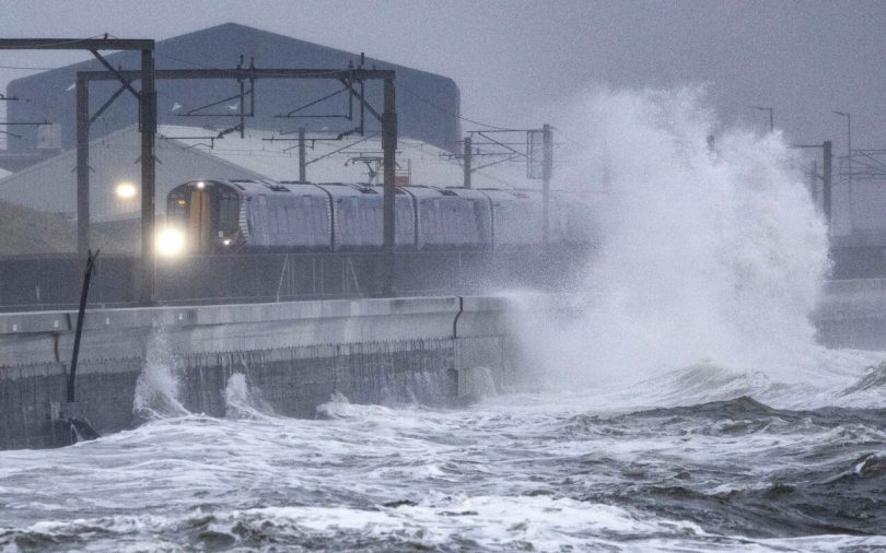 هرج و مرج سفر در سراسر بریتانیا به دلیل طوفان گریت و نقص فنی