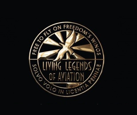 جان تراولتا در هتل بورلی هیلتون میزبان جوایز هوانوردی Star-Studded است