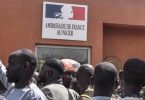 Francia cierra embajada y retira a diplomáticos de Níger