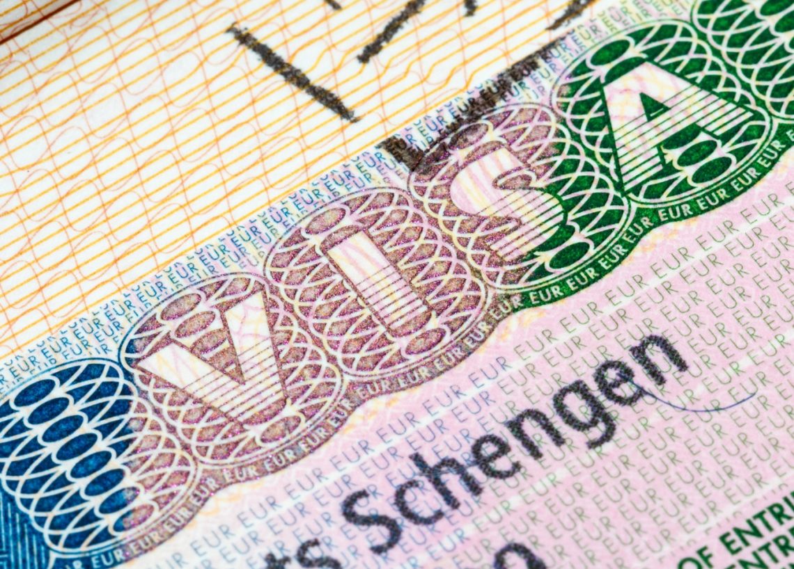 Călătoriile în Europa devin mai scumpe cu noua majorare a taxelor pentru viză Schengen