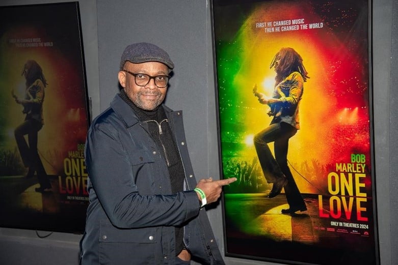 Jamaica Tourist Board's Director of Tourism, Donovan White, bei der privater Screening vum "Bob Marley: One Love" zu New York City op Vältesdag E.
