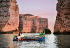 Par i en maltesisk Luzzu - billede udlånt af Malta Tourism Authority
