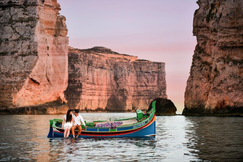 Çift në një Luzzu malteze - imazhi i autoritetit të Autoritetit të Turizmit të Maltës