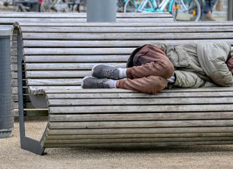 Властите го чистат Париз од бездомниците пред Олимпијадата