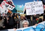 A velencei lakosok zavargások az új turisztikai belépési díj miatt