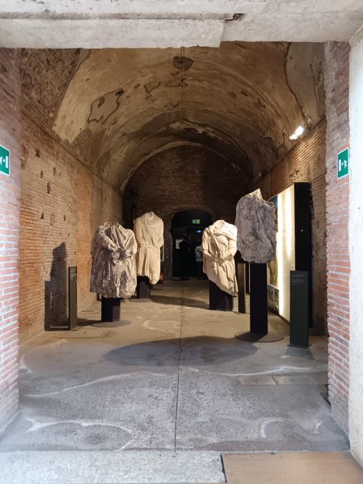 Imperial Forum Musuems-də Trajan bazarlarına giriş, mətbuat konfransının keçirildiyi yer - M.Masciullo-dan görüntü