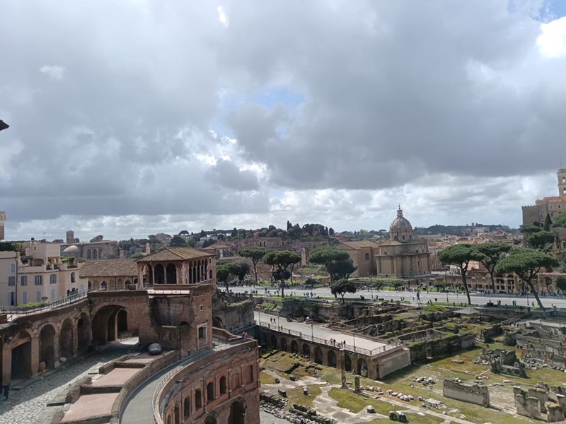 Roma Forumunun qismən görünüşü İmperator Forumlarının terrasındakı Muzeylərdəki Trayan bazarlarından görünür - M.Masciullo-nun izni ilə görüntü