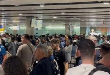 पासपोर्ट ई-गेट्स आईटी गड़बड़ी को लेकर ब्रिटेन के हवाई अड्डों पर अफरातफरी