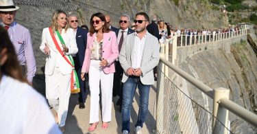 Minister Santanche (w środku), burmistrz Riomaggiore Pecunia i pan A. Piana, tymczasowy prezydent regionu Liguria, podczas ceremonii otwarcia Via dell'Amore - zdjęcie dzięki uprzejmości M.Mascuillo
