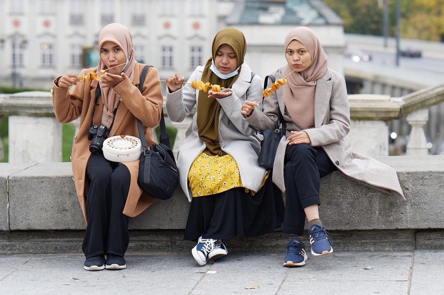 Sing Dikarepake Wanita ing Petualangan Perjalanan Krisis Mid-Urip 4 Tren Lelungan, Pariwisata & Gaya Urip wanita mangan - gambar duweni Mircea Iancu saka Pixabay