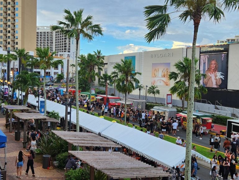 Des milliers de personnes se transforment en premier marché nocturne à Guam