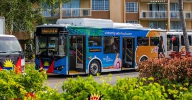 L'autobus con il marchio dell'Autorità per il turismo di Antigua e Barbuda ha effettuato un viaggio speciale a CARIFESTA, trasportando gli artisti della delegazione di Antigua e Barbuda (foto per gentile concessione del Dipartimento della cultura di Antigua e Barbuda)