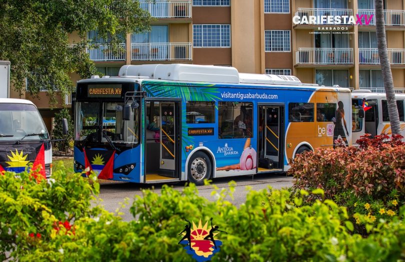 Автобусът с марка на Туристическата агенция на Антигуа и Барбуда направи специално пътуване до CARIFESTA, превозвайки изпълнители от делегацията на Антигуа и Барбуда (Снимки, предоставени от Министерството на културата – Антигуа и Барбуда)