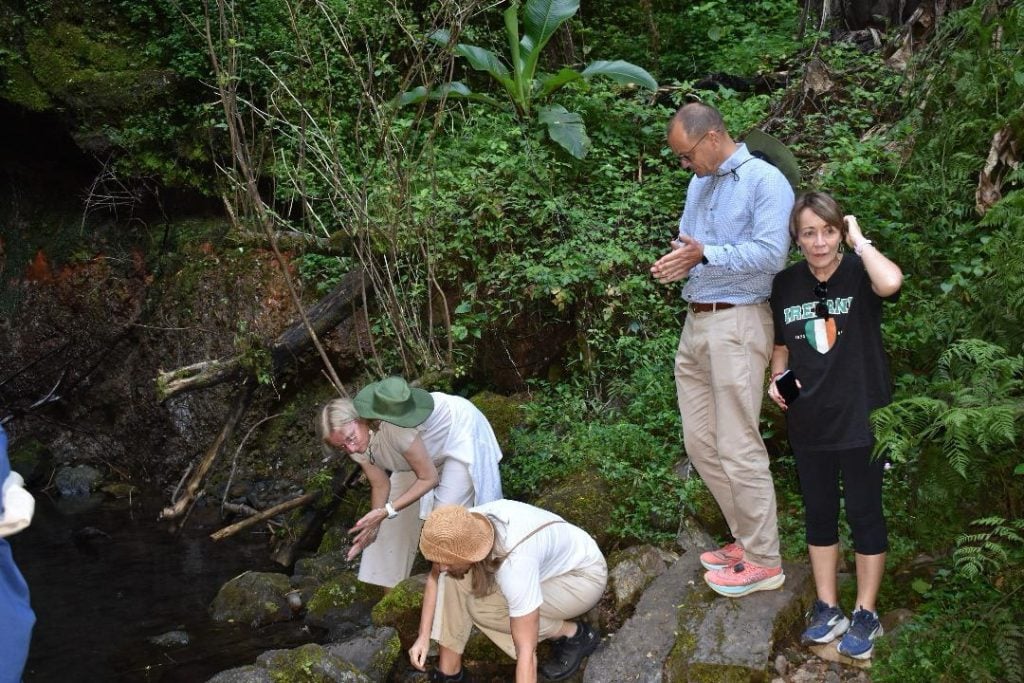 Kilimanjaro'daki bir su kaynağında Avrupalı ​​Büyükelçiler | eTurboNews | eTN
