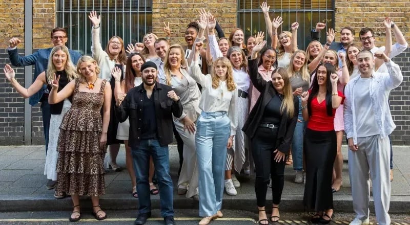 Foto de grupo saludandoV41 MDesign | eTurboNews | eTN