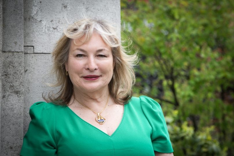 ПОСЕТИТЕЛ Б