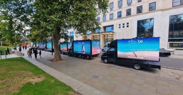 사진 설명: 앤티가 바부다 관광청의 새로운 "Be Here" 브랜드 디지털 밴이 런던 거리를 밝히며 목적지의 아름다운 해변과 활기찬 문화를 선보입니다(사진 제공: 앤티가 바부다 관광청)