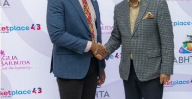 CHTA 회장 Sanovnik Destang과 앤티가 바부다 관광부 장관 Charles 'Max' Fernandez가 앤티가에서 열리는 2025 카리브 여행 시장에서 따뜻한 악수를 나누고 있습니다.